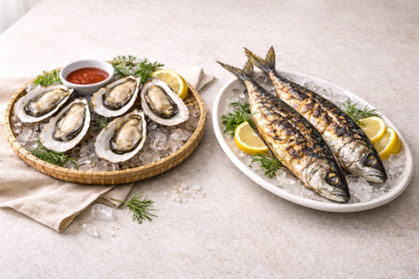 겨울 제철 해산물인 굴과 등푸른 생선을 구이로 담아낸 식탁 구성, 레몬과 허브를 곁들인 한식 스타일 상차림