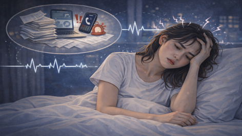잠자리에서 긴장된 표정으로 쉽게 잠들지 못하는 모습