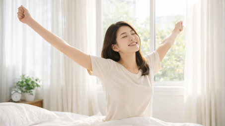 기상 후 밝은 햇빛을 받으며 기지개를 켜는 여성의 아침 루틴