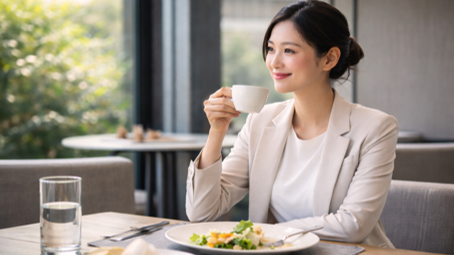 점심 식사 후 적절한 시간에 커피를 마시는 직장인 여성의 카페인 섭취 모습
