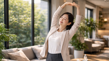 오후에 휴게 공간에서 몸을 스트레칭하며 회복 시간을 갖는 직장인 여성